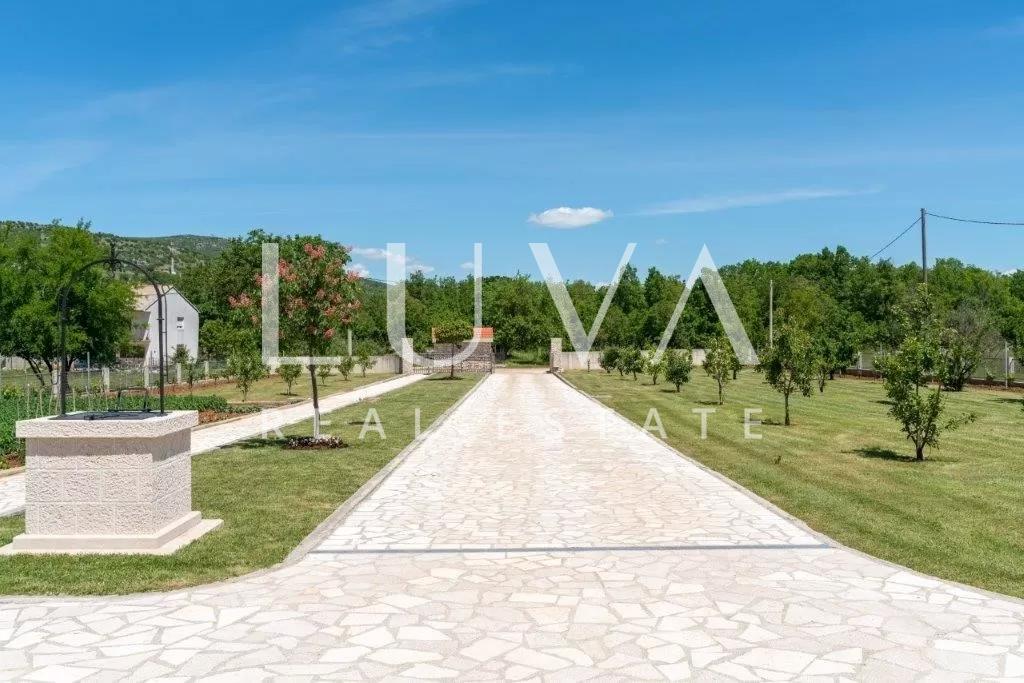 Dicmo, Dalmatia, house with large property, pool and tennis court for sale