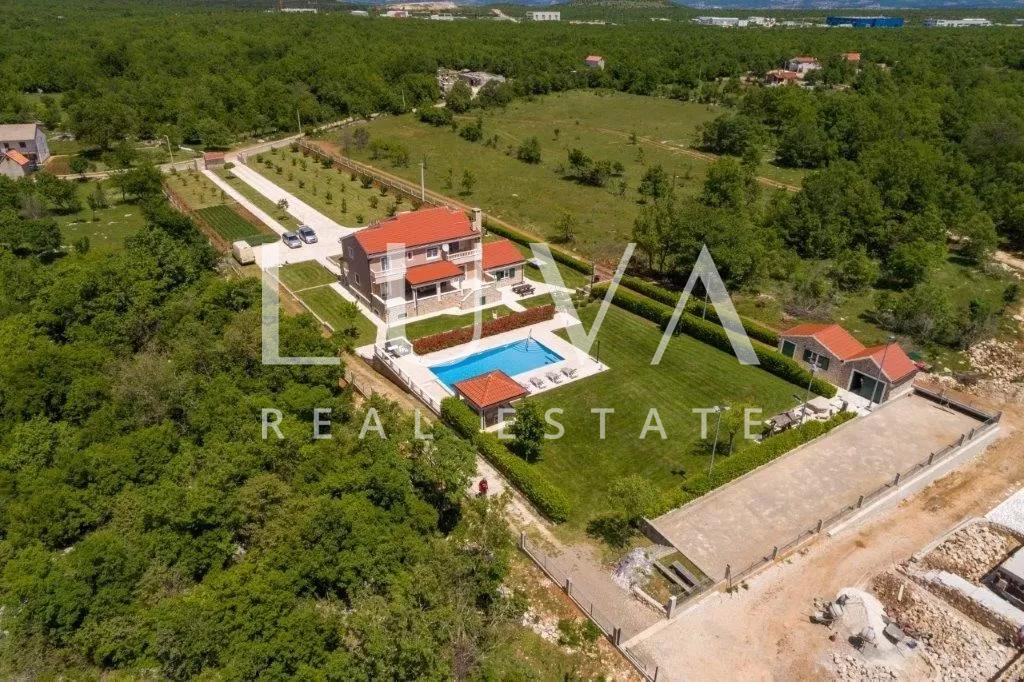 Dicmo, Dalmatia, house with large property, pool and tennis court for sale