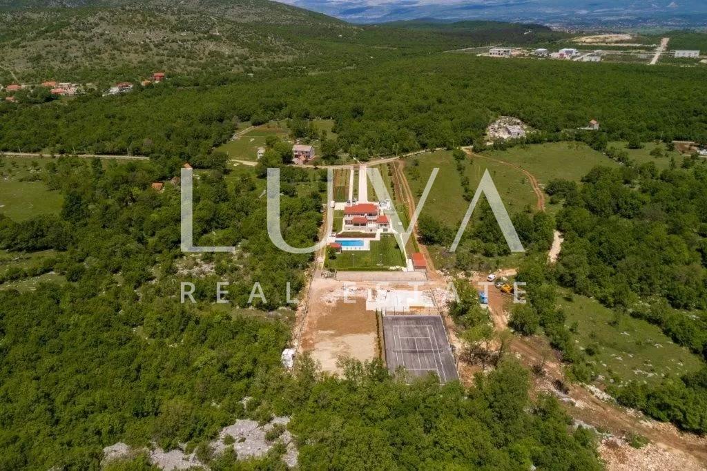 Dicmo, Dalmatia, house with large property, pool and tennis court for sale