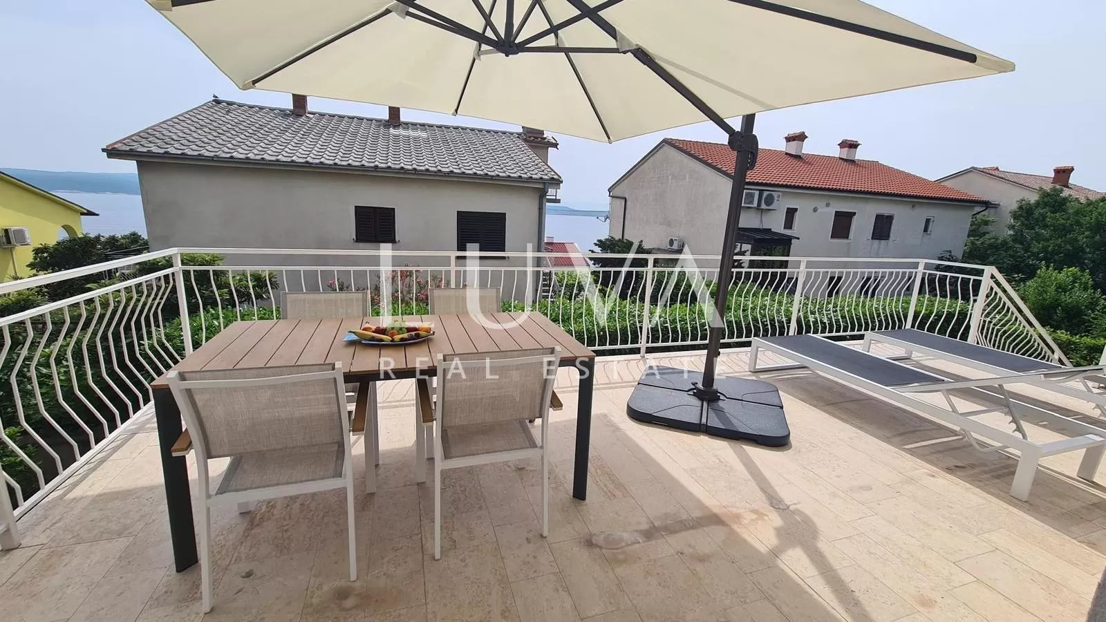 Dramalj, 300m2 Apartment House for Sale