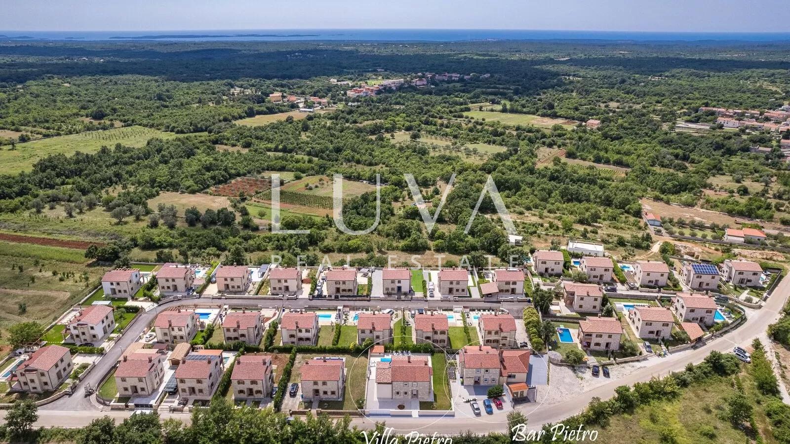 Svetvinčenat, prekrasna rustikalna kuća s velikim bazenom