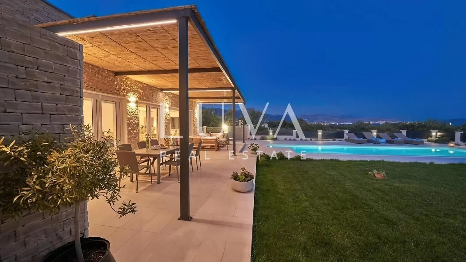 Kaštel Novi, Split, luxury house with a pool for sale