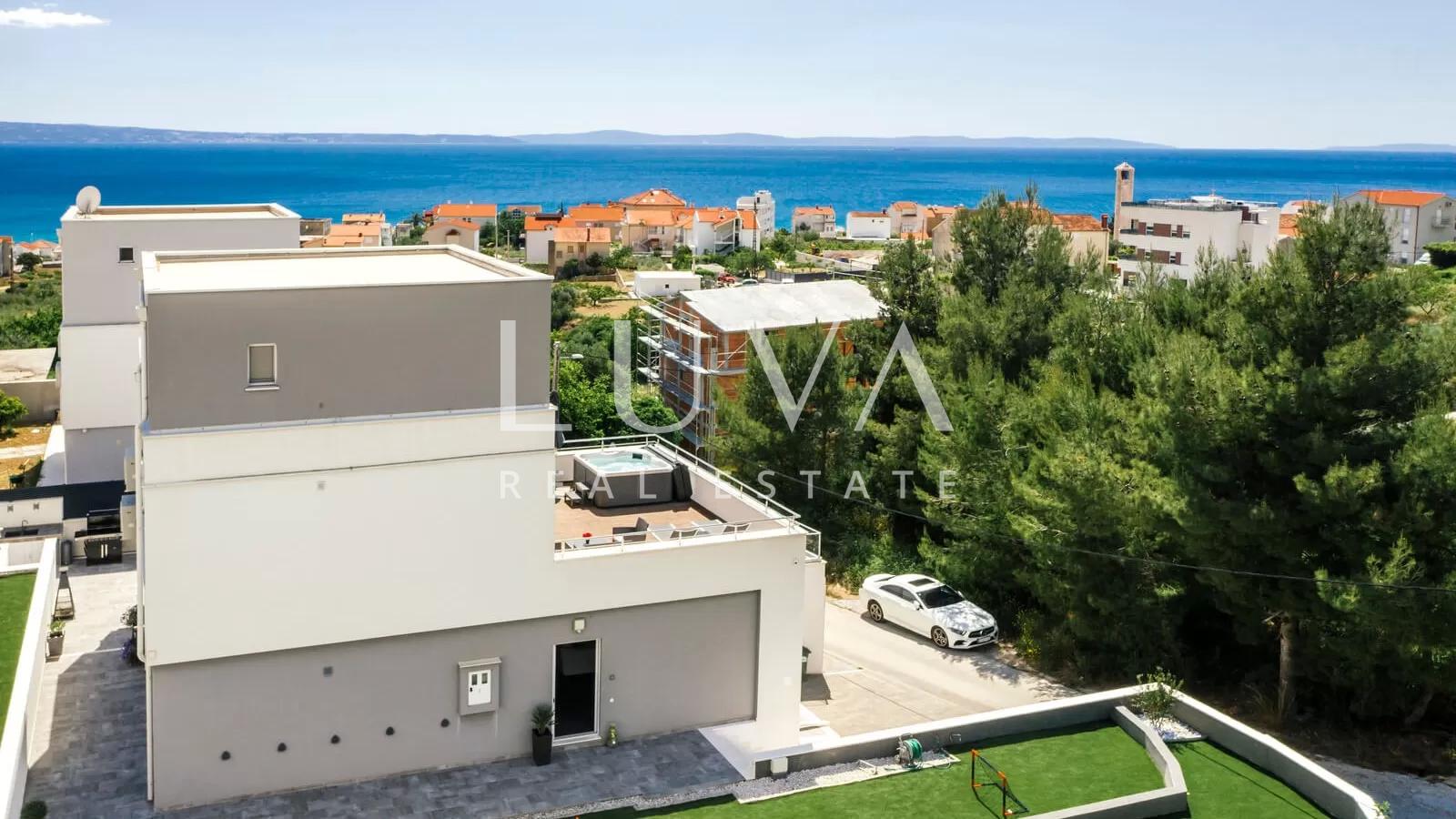 Luxury house with swimming pool near the sea in Podstrana