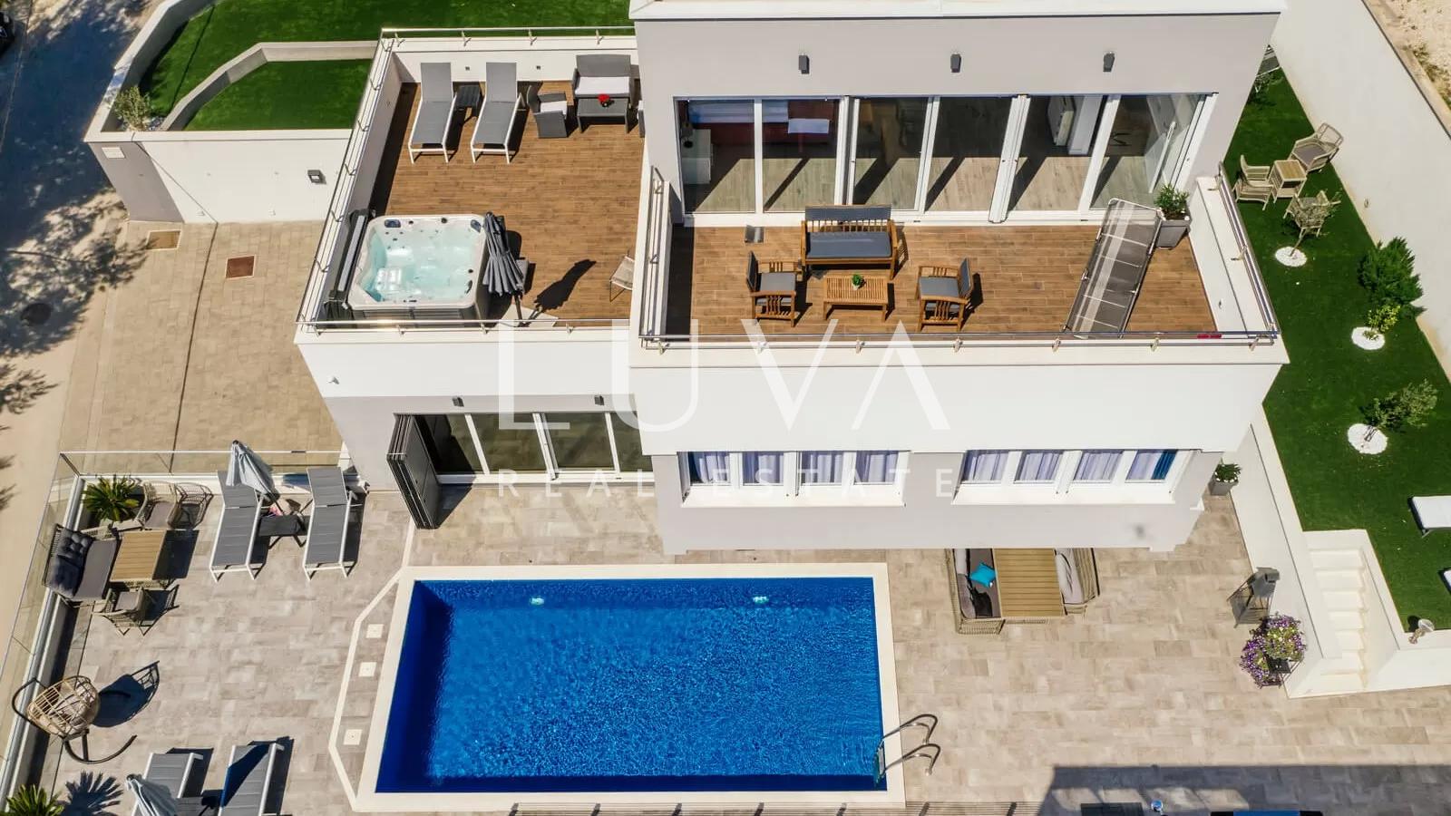 Luxury house with swimming pool near the sea in Podstrana