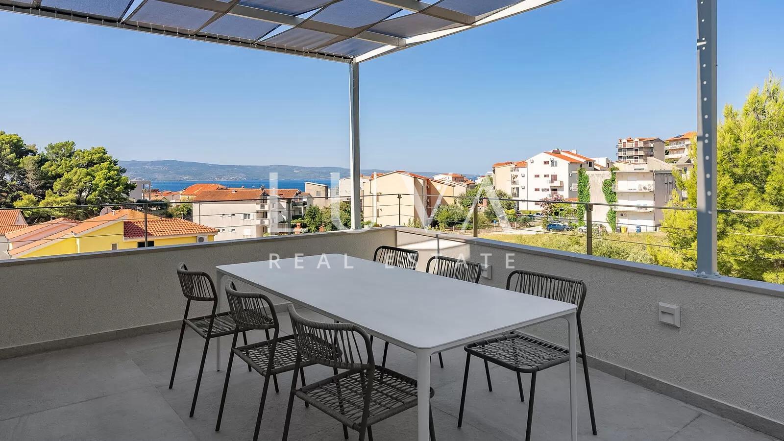 Duće, Omiš, luxury resort with 4 large apartments and a pool by the sea for sale