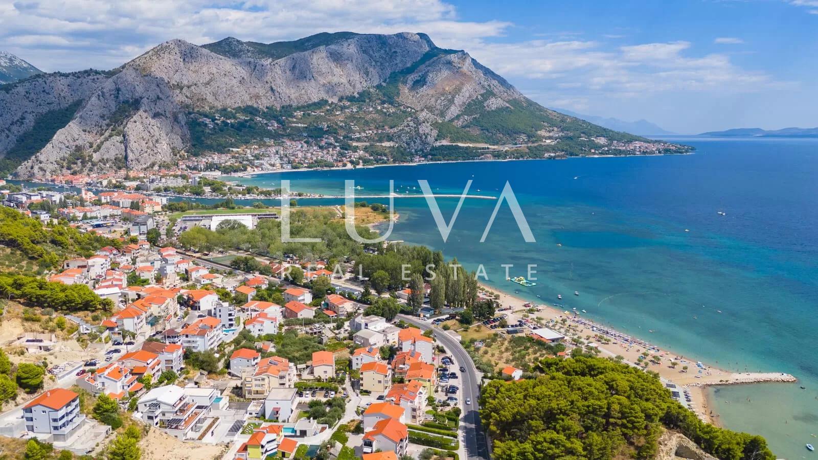 Duće, Omiš, luxury resort with 4 large apartments and a pool by the sea for sale