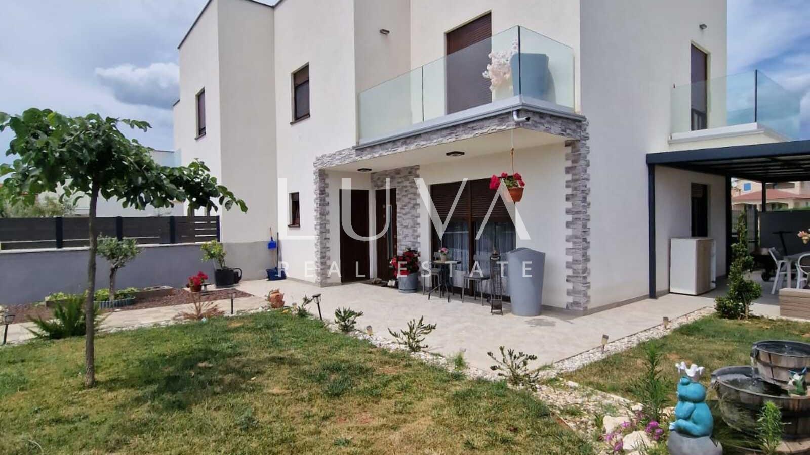 Kaštelir, modern terraced villa with garden, 93m2