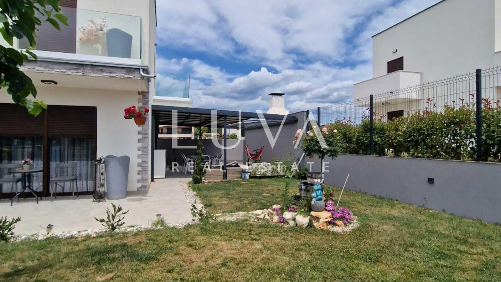 Kaštelir, modern terraced villa with garden, 93m2