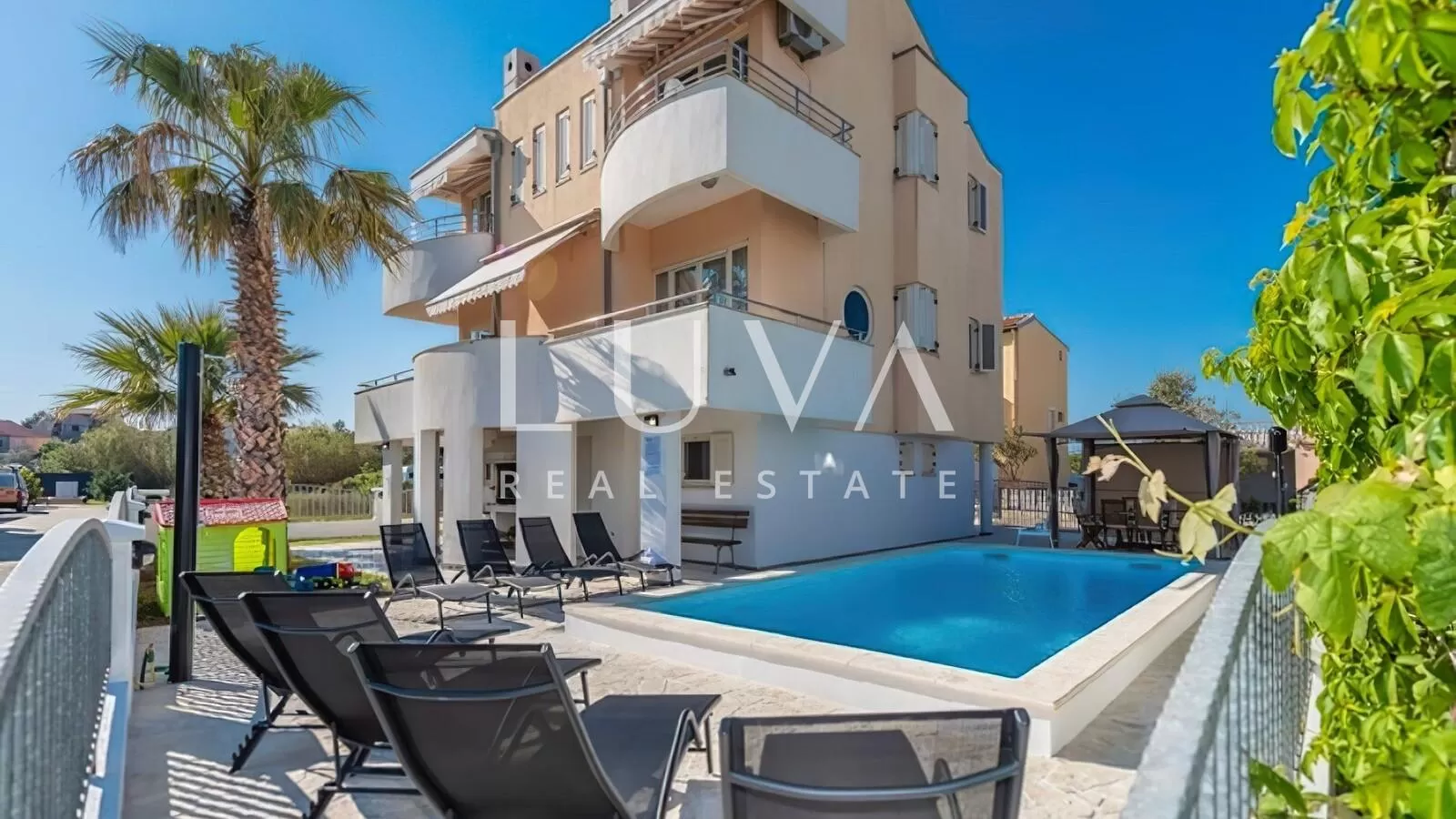 Privlaka, apartment house with a pool for sale